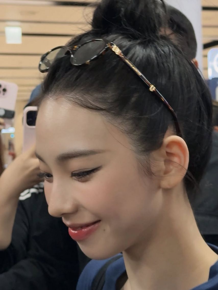 두상이 엄청 이쁜 카리나...브라가 은근히 비치는 묵직한 나이키 티
