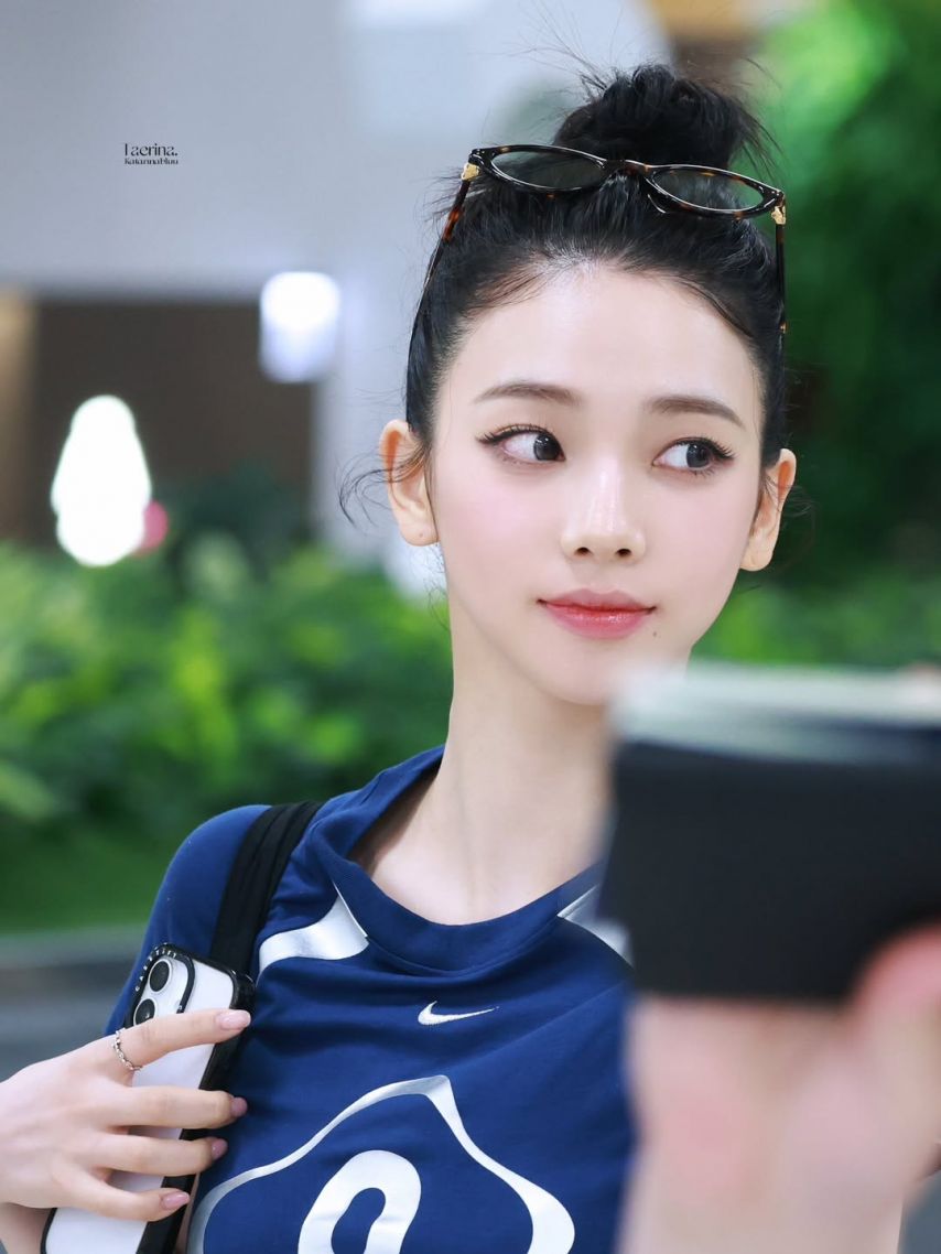 두상이 엄청 이쁜 카리나...브라가 은근히 비치는 묵직한 나이키 티