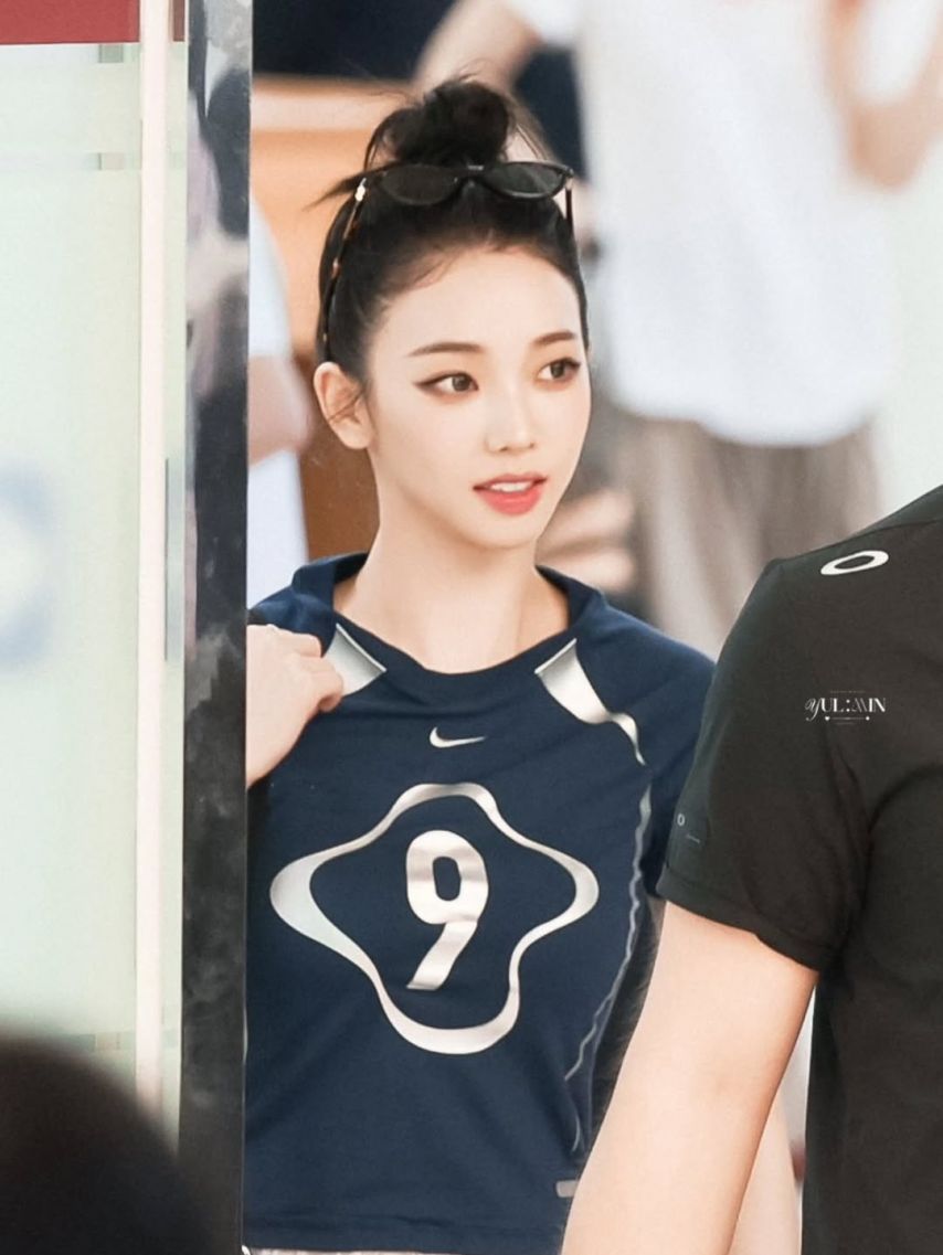 두상이 엄청 이쁜 카리나...브라가 은근히 비치는 묵직한 나이키 티