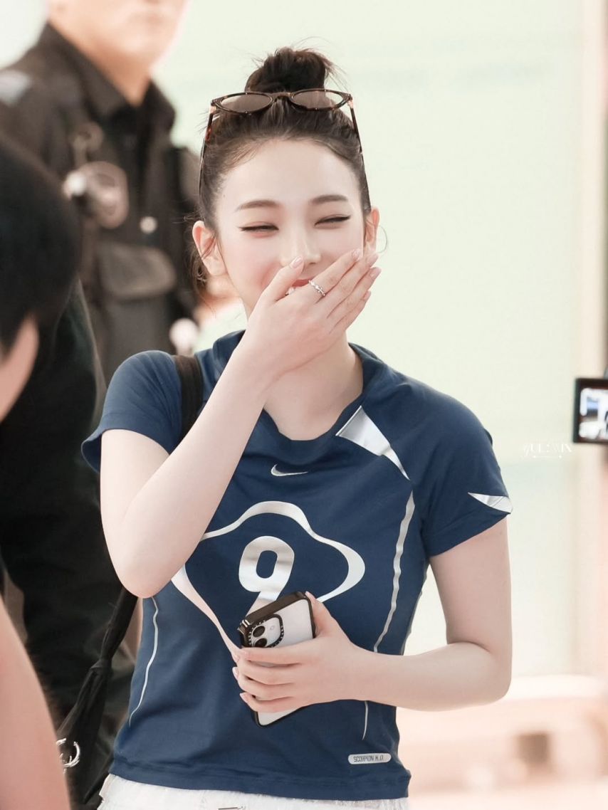 두상이 엄청 이쁜 카리나...브라가 은근히 비치는 묵직한 나이키 티