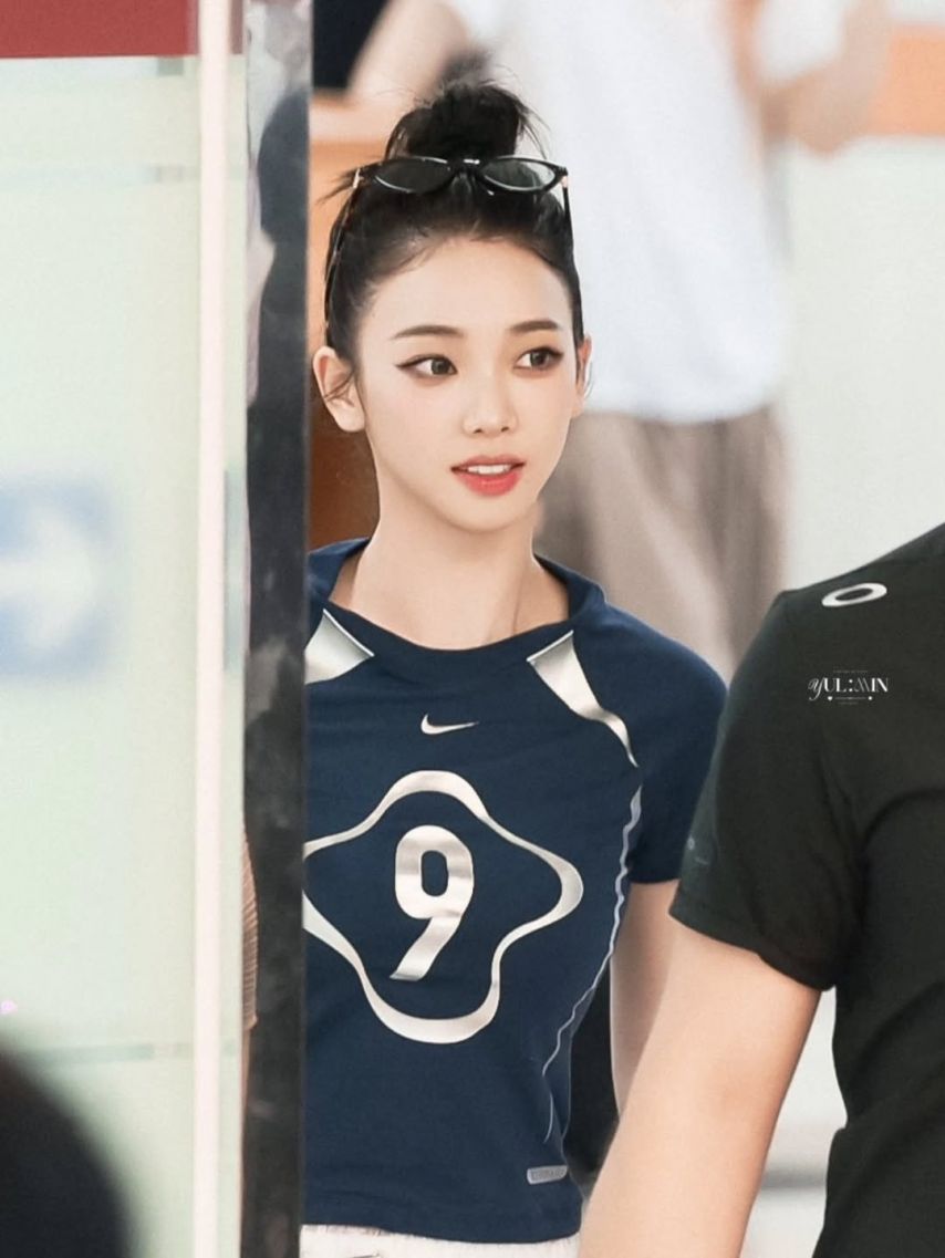 두상이 엄청 이쁜 카리나...브라가 은근히 비치는 묵직한 나이키 티