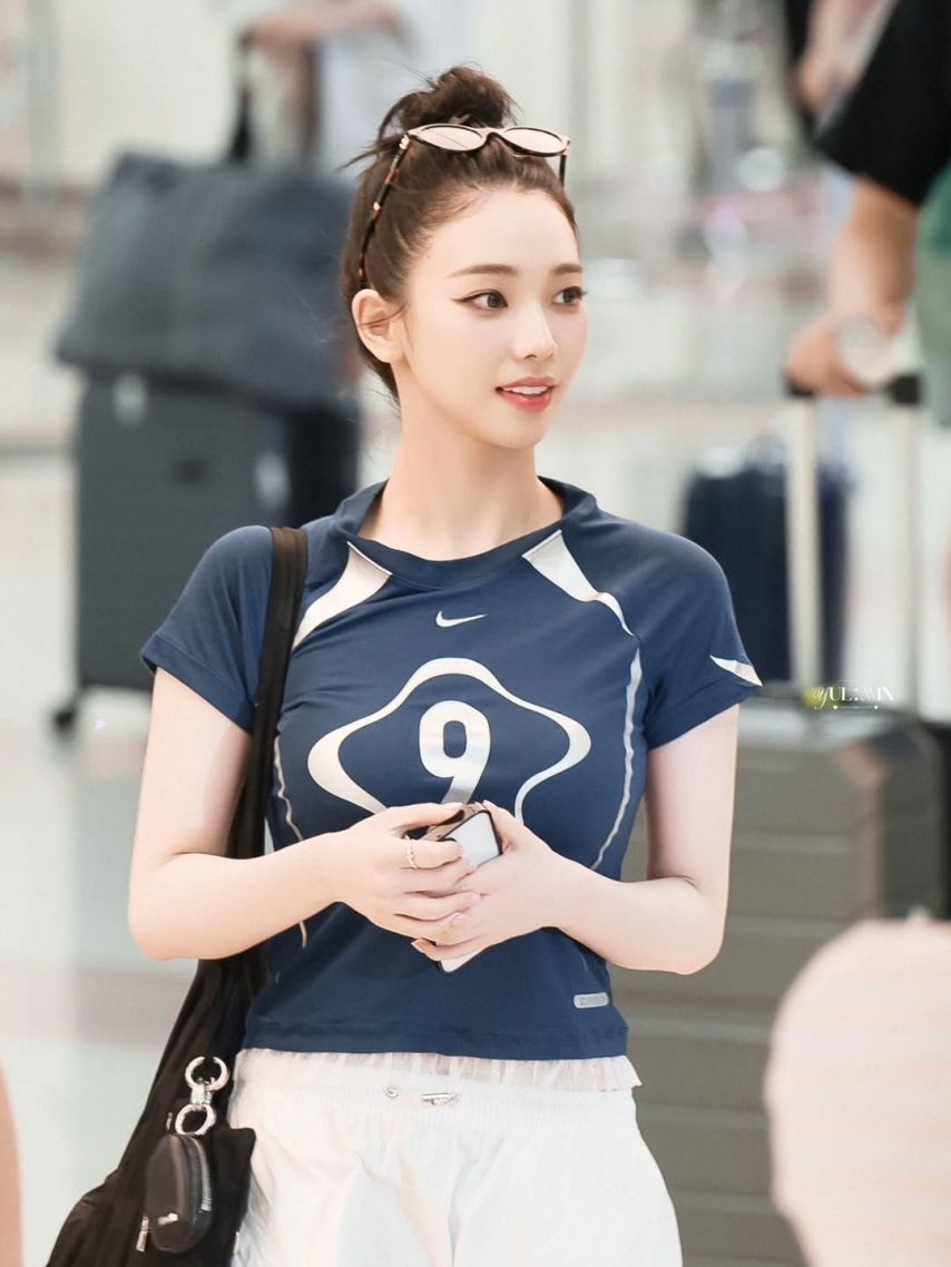 두상이 엄청 이쁜 카리나...브라가 은근히 비치는 묵직한 나이키 티