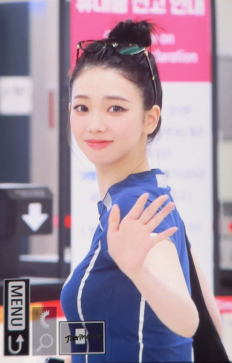 두상이 엄청 이쁜 카리나...브라가 은근히 비치는 묵직한 나이키 티