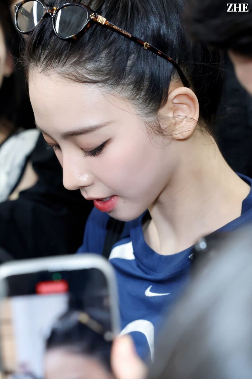 두상이 엄청 이쁜 카리나...브라가 은근히 비치는 묵직한 나이키 티