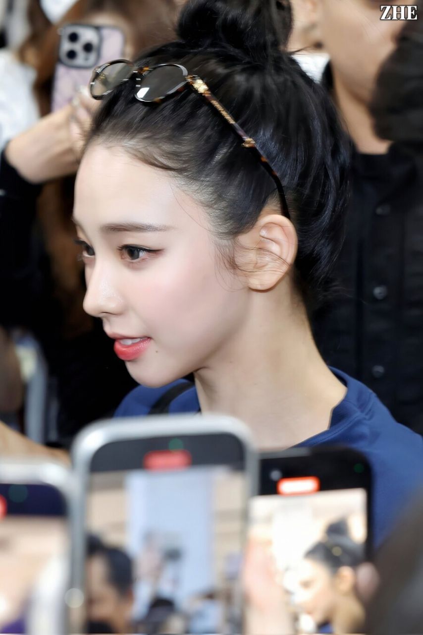 두상이 엄청 이쁜 카리나...브라가 은근히 비치는 묵직한 나이키 티