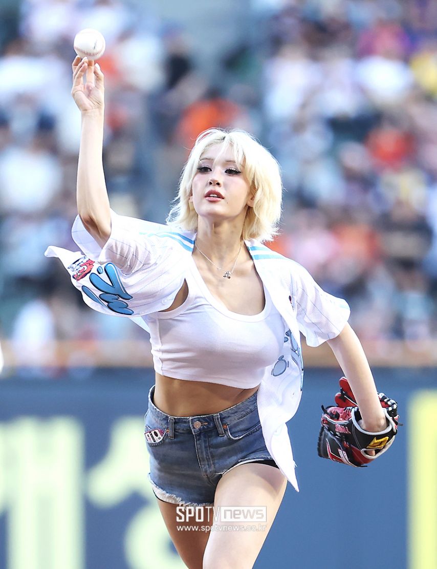 LG 시구 여신 전소미...공 뿌리며 역동적으로 출렁이는 가슴골 레전드