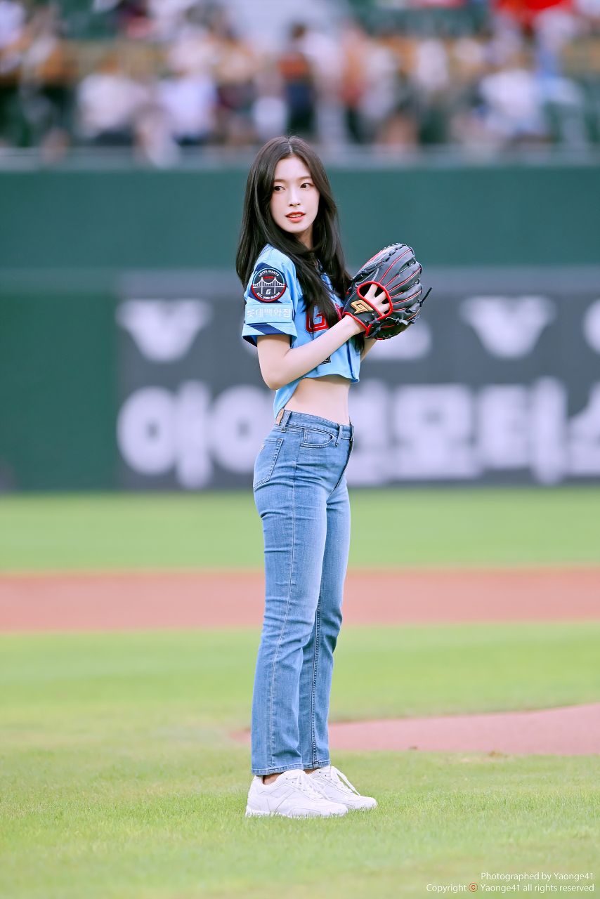 롯데 시구하러 간 아린...엉밑살 + 팬티자국이 비치는 요망한 청바지핏
