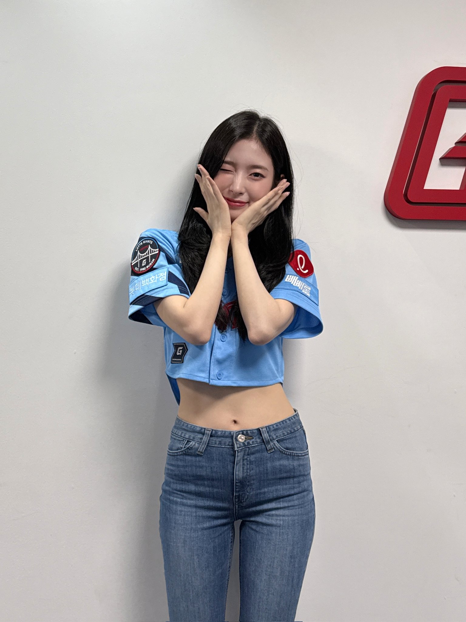 롯데 시구하러 간 아린...엉밑살 + 팬티자국이 비치는 요망한 청바지핏