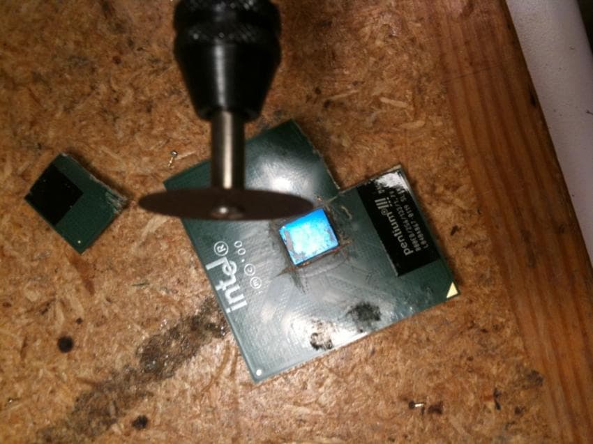 현미경으로 확대해본 CPU