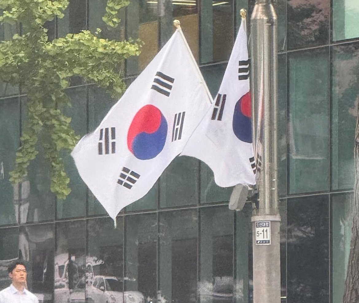 킴 카다시안 광복절에 한국에서 찍었던 사진 업로드했네 ㅋㅋㅋㅋ