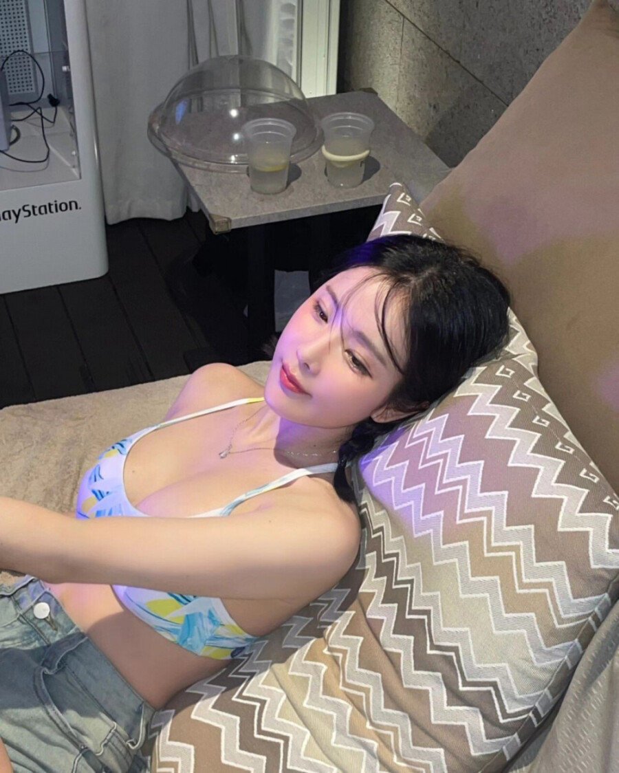 [워터밤 속초] 겉옷 훌러덩...조현영,고우리 흰 모노키니 가슴골
