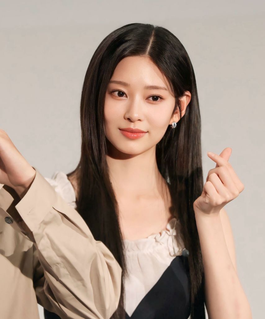 무대 올라가다 구두가 벗겨진 김민주 ㅋ
