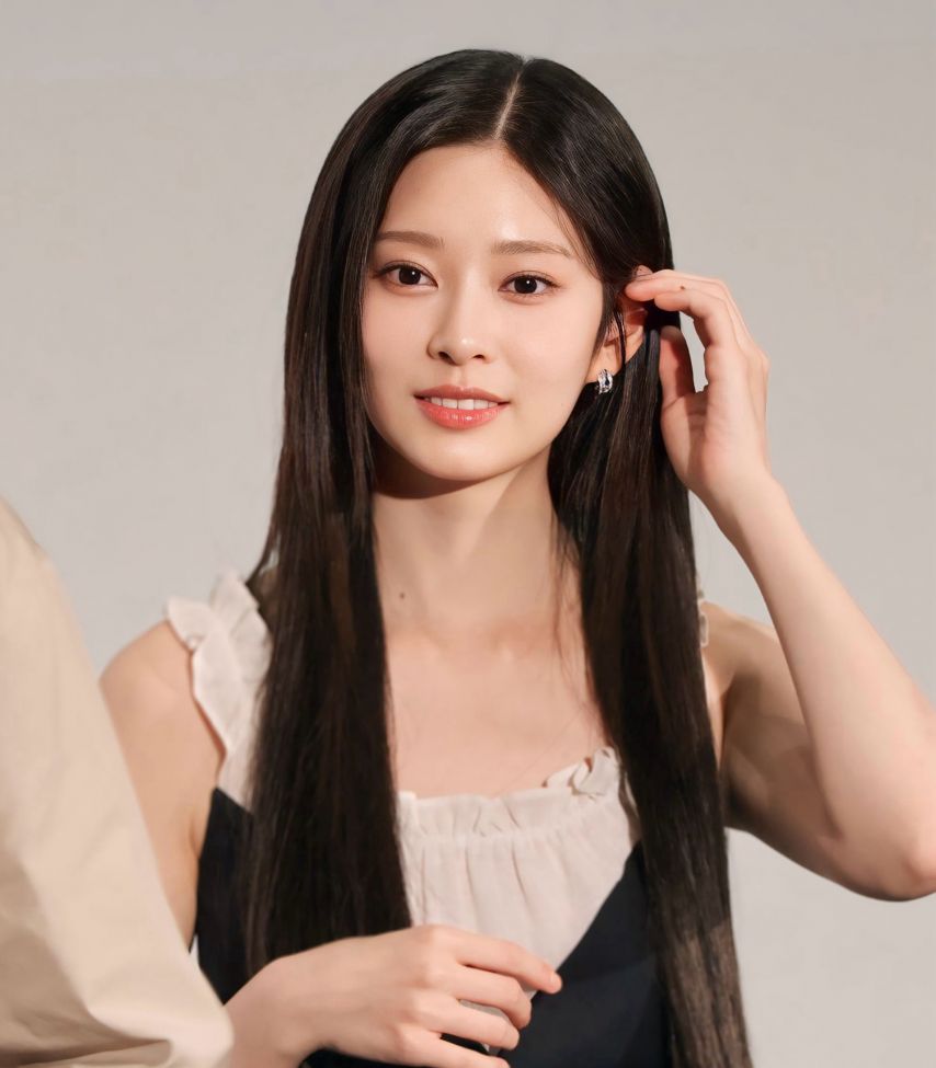 무대 올라가다 구두가 벗겨진 김민주 ㅋ
