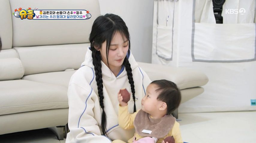 애기가 주는, 고구마 먹은 뉴진지 민지 표정