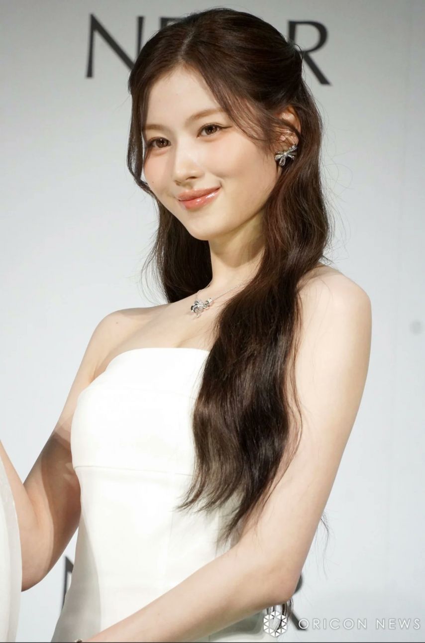 일본 행사 참석한 트와이스 사나 각선미