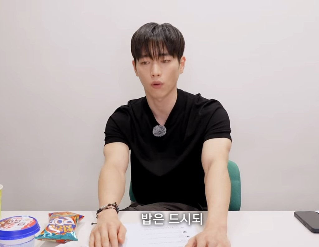 자신의 몸관리 팁을 알려주는 배우 서강준.