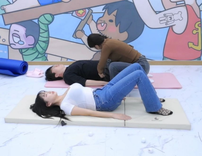 청바지에 흰티 입고 누워있는 하리미 가슴골