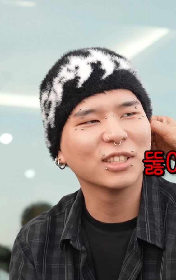 얼굴 피어싱만 17개라는 김지선 아들