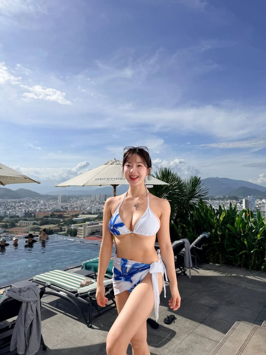산속에 백만송희 비키니