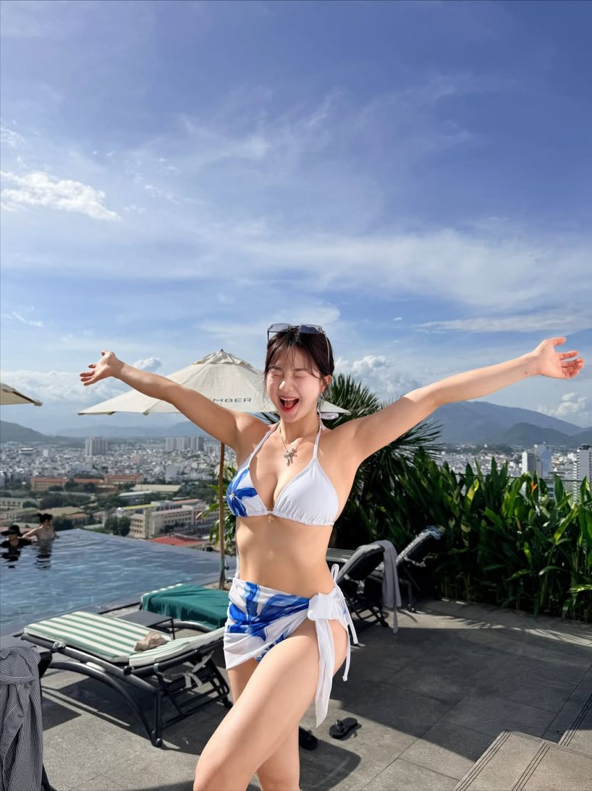 산속에 백만송희 비키니