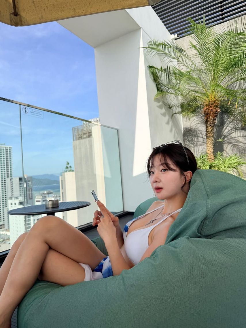 산속에 백만송희 비키니