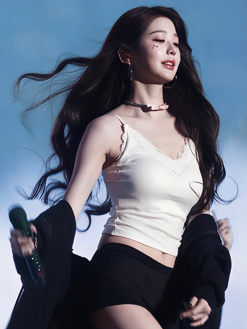 여자여자한 흰 레이스 캐미솔 입고 끼부리는 장원영 복부 배꼽