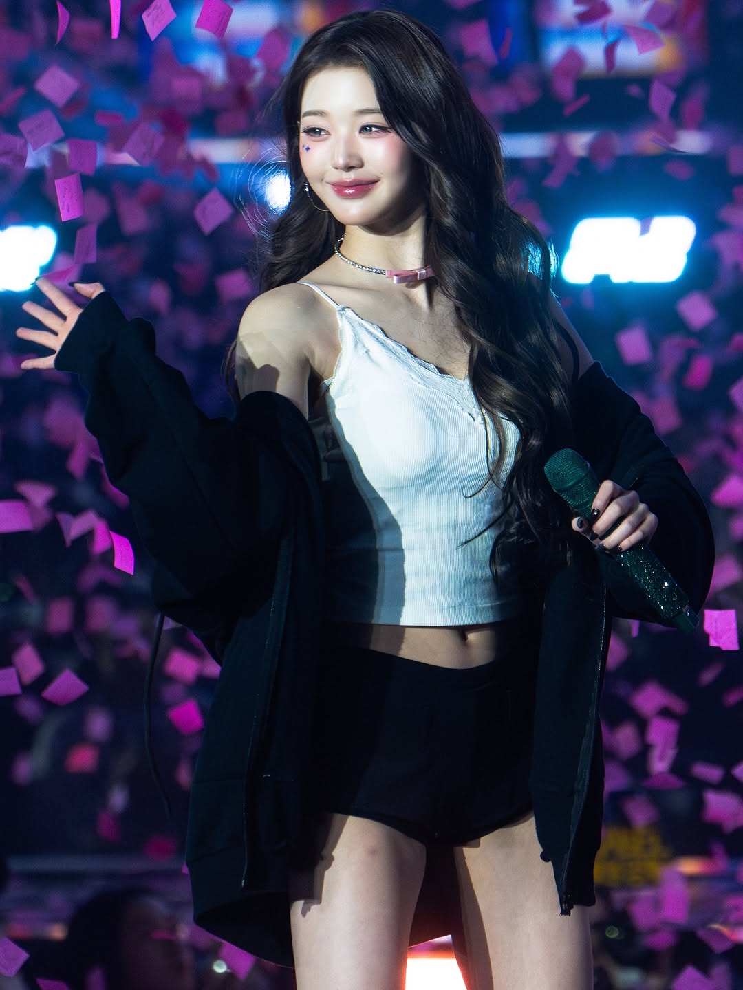 여자여자한 흰 레이스 캐미솔 입고 끼부리는 장원영 복부 배꼽