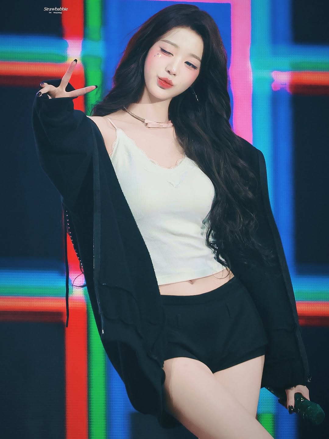 여자여자한 흰 레이스 캐미솔 입고 끼부리는 장원영 복부 배꼽