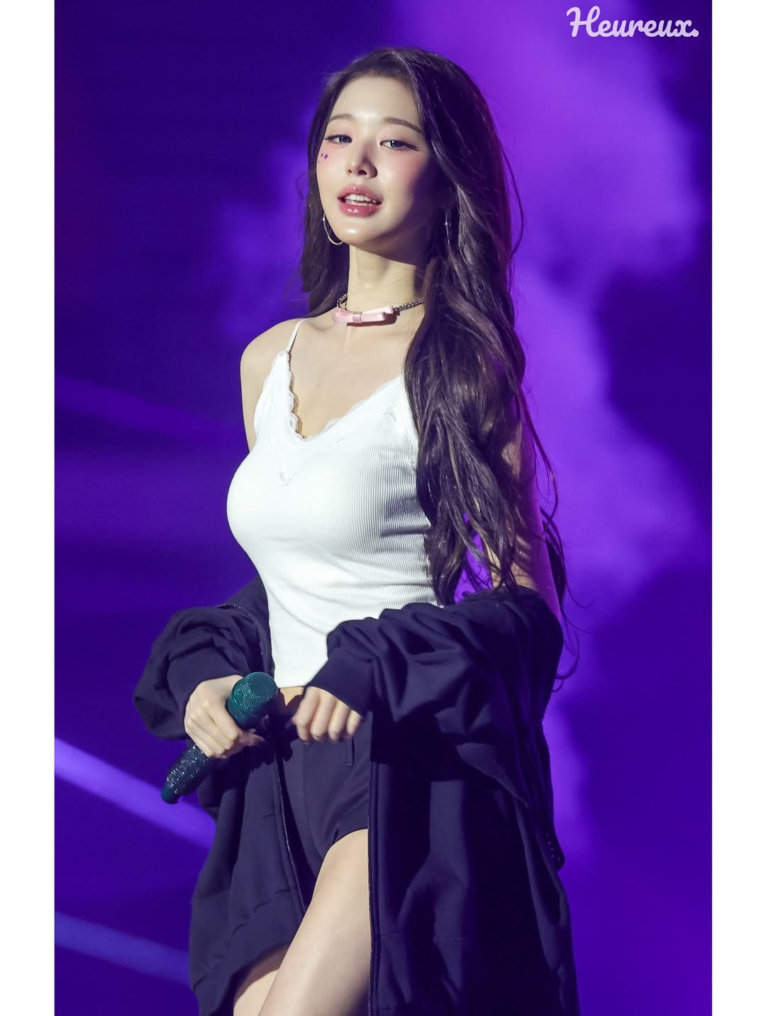 여자여자한 흰 레이스 캐미솔 입고 끼부리는 장원영 복부 배꼽