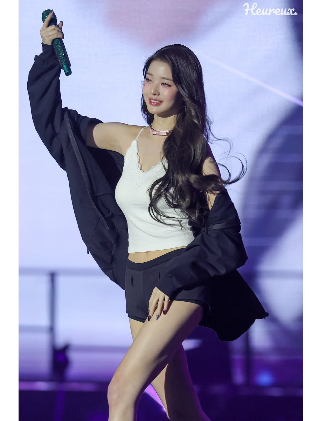 여자여자한 흰 레이스 캐미솔 입고 끼부리는 장원영 복부 배꼽