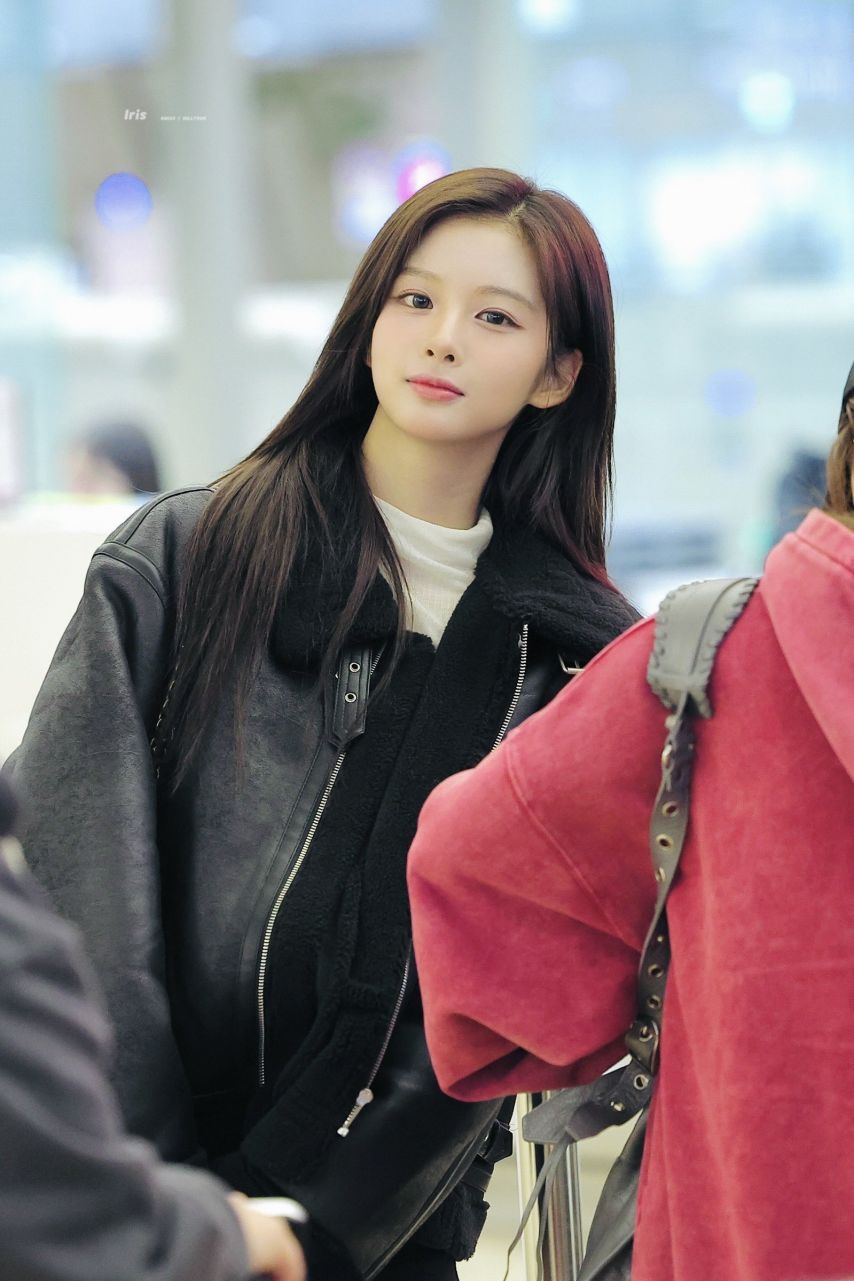 출국하는 엔믹스 설윤 검정핫팬츠 매끈한 검스 각선미 공항패션