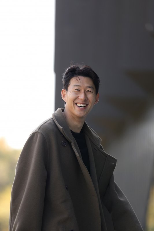 롱코트입고 천안축구센터 입소하는 오늘자 손흥민