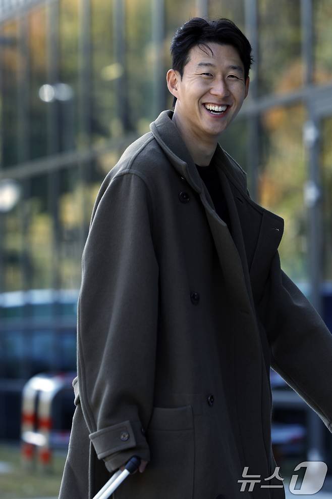 롱코트입고 천안축구센터 입소하는 오늘자 손흥민