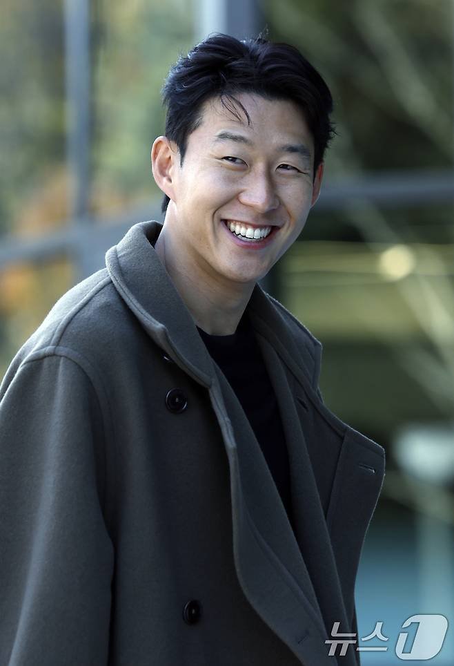 롱코트입고 천안축구센터 입소하는 오늘자 손흥민