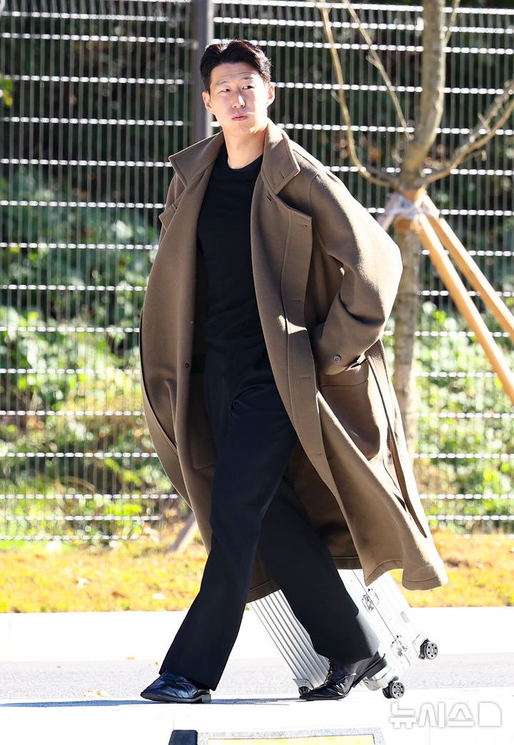 롱코트입고 천안축구센터 입소하는 오늘자 손흥민