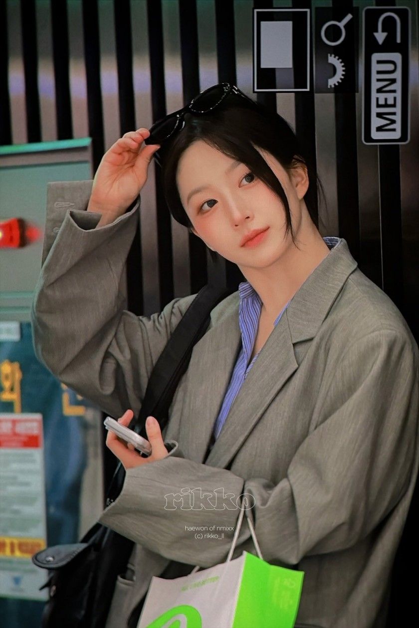 회색 정장자켓 공항패션 스타킹 올 나간거 보여주는 엔믹스 오해원
