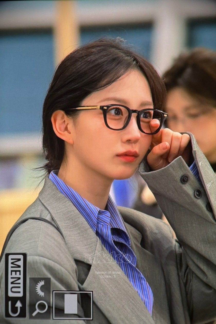 회색 정장자켓 공항패션 스타킹 올 나간거 보여주는 엔믹스 오해원