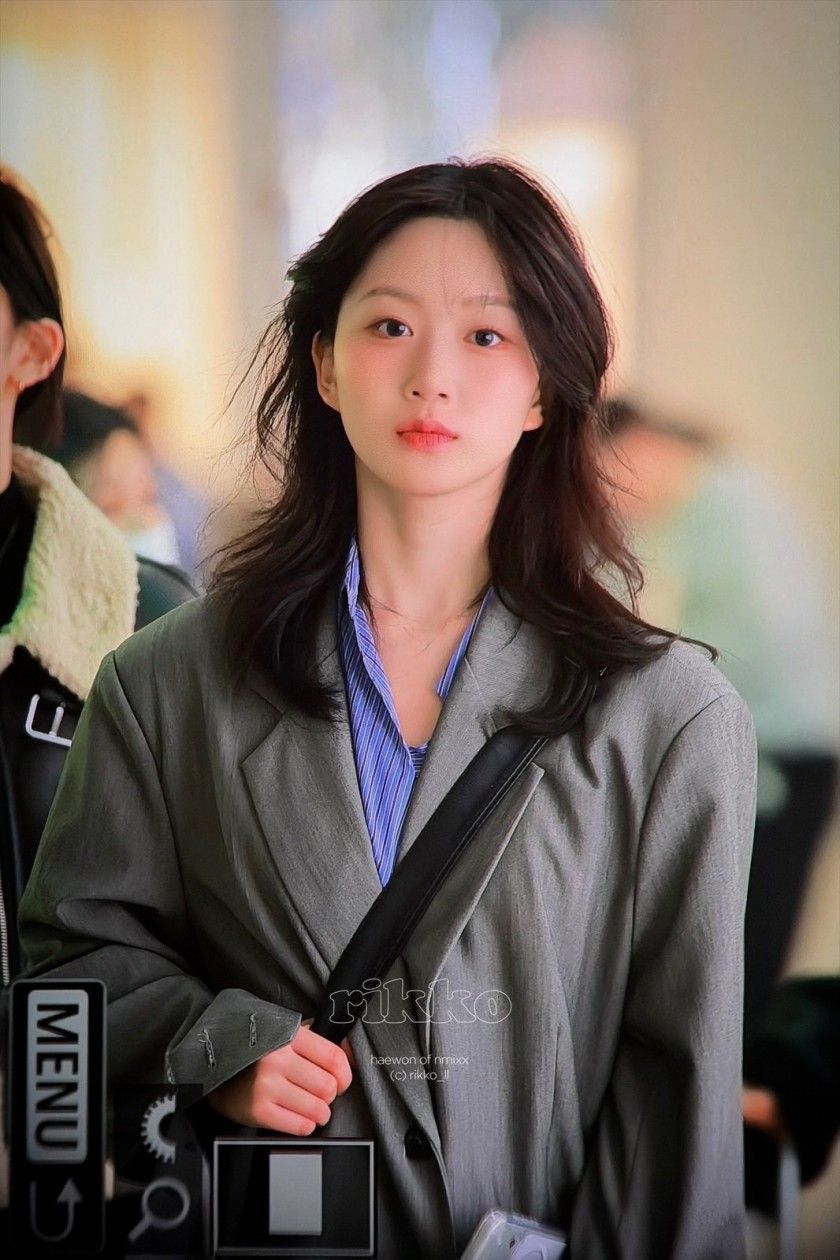 회색 정장자켓 공항패션 스타킹 올 나간거 보여주는 엔믹스 오해원