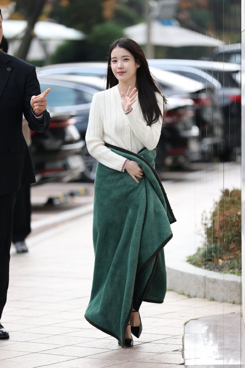 251126 제이에스티나 포토콜 아이유