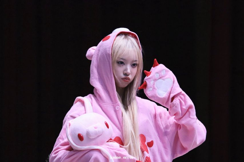 금발로 변신한 아일릿 모카