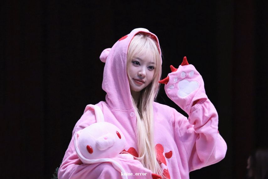 금발로 변신한 아일릿 모카