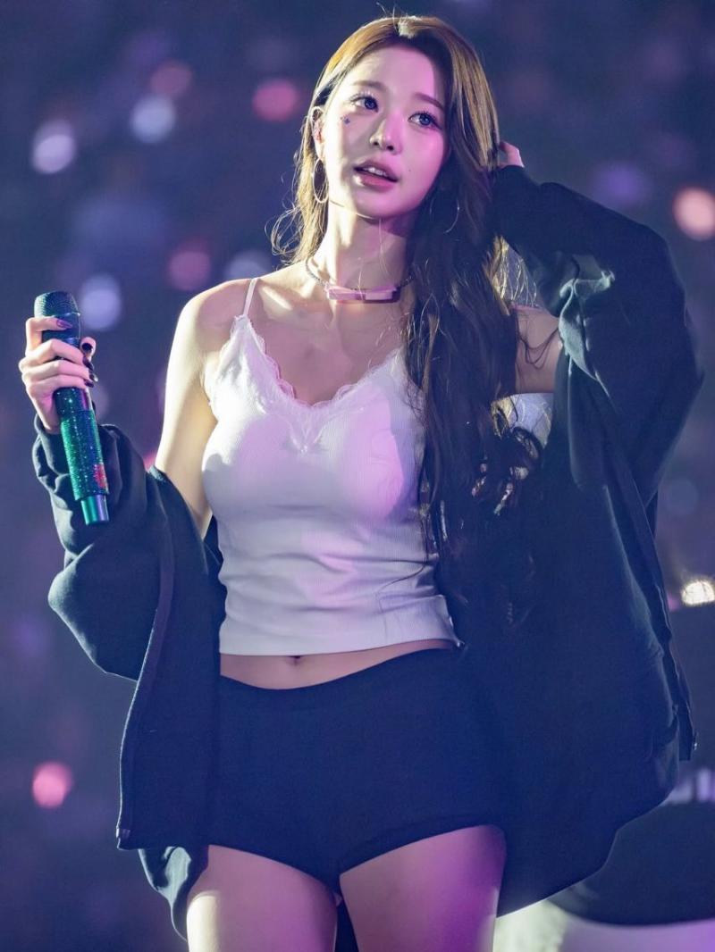 아이브 장원영 후드 집업속 봉긋 가슴 흰나시 매끈한 배 & 배꼽.jpg