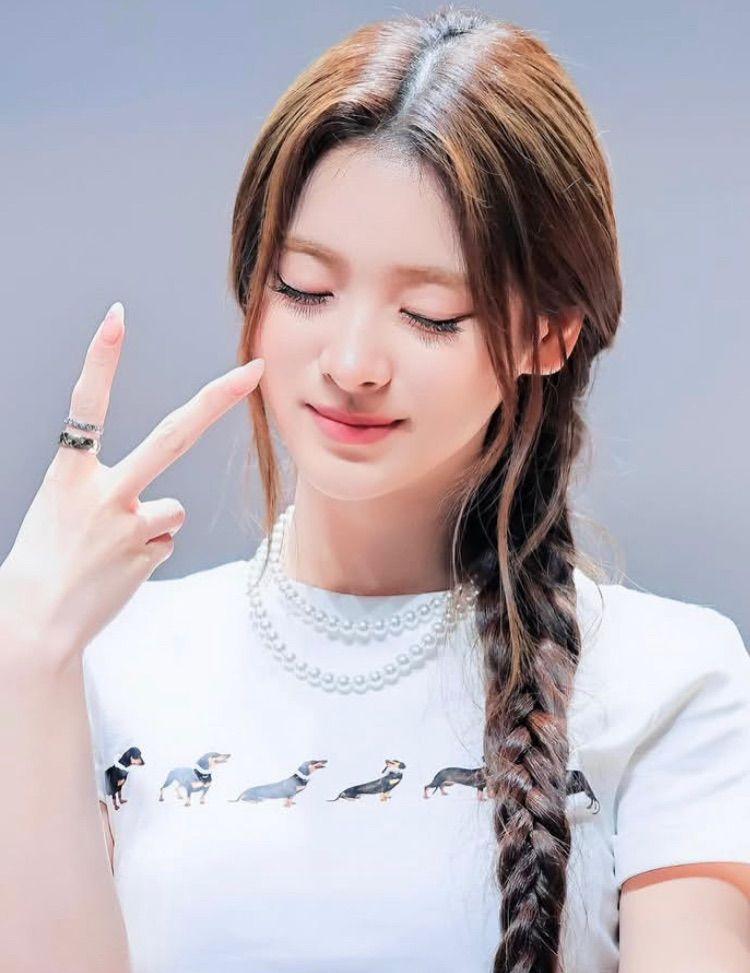 MEOVV (미야오) 안나