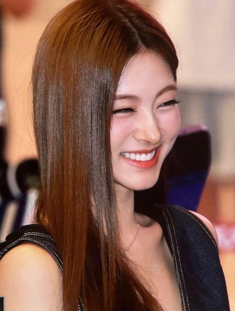 MEOVV (미야오) 안나