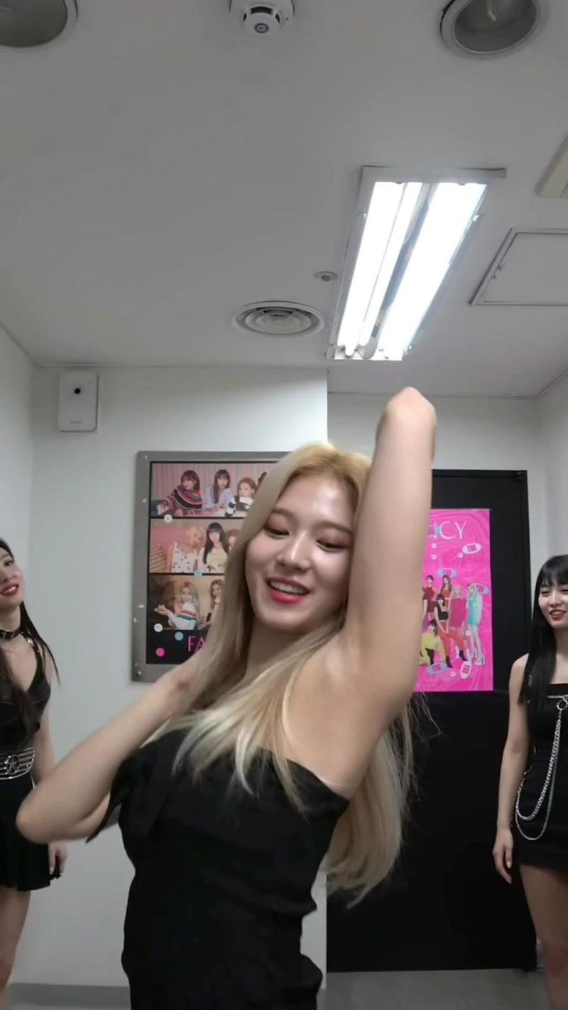 팔 위로 올리는 검정 홀터넥 원피스 트와이스 사나 겨드랑이