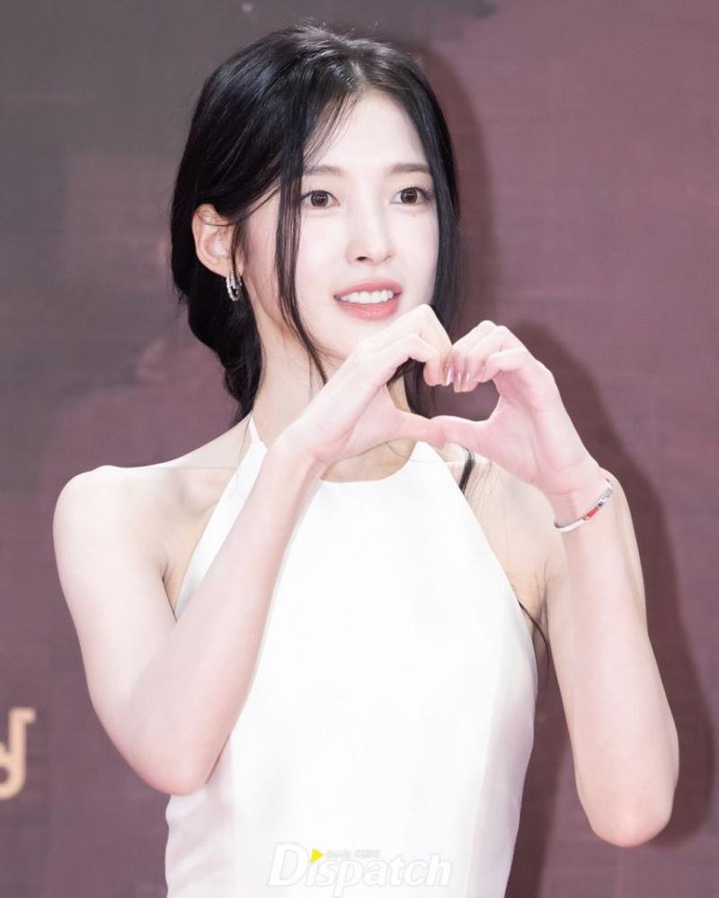 등이 시원한 화이트 홀터넥 드레스 아린(오마이걸) 기립근 - KBS 연기대상