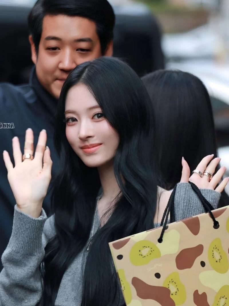 MEOVV (미야오) 안나