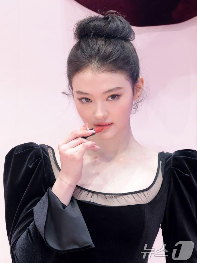 미야오 엘라 260107 MAC Photowall