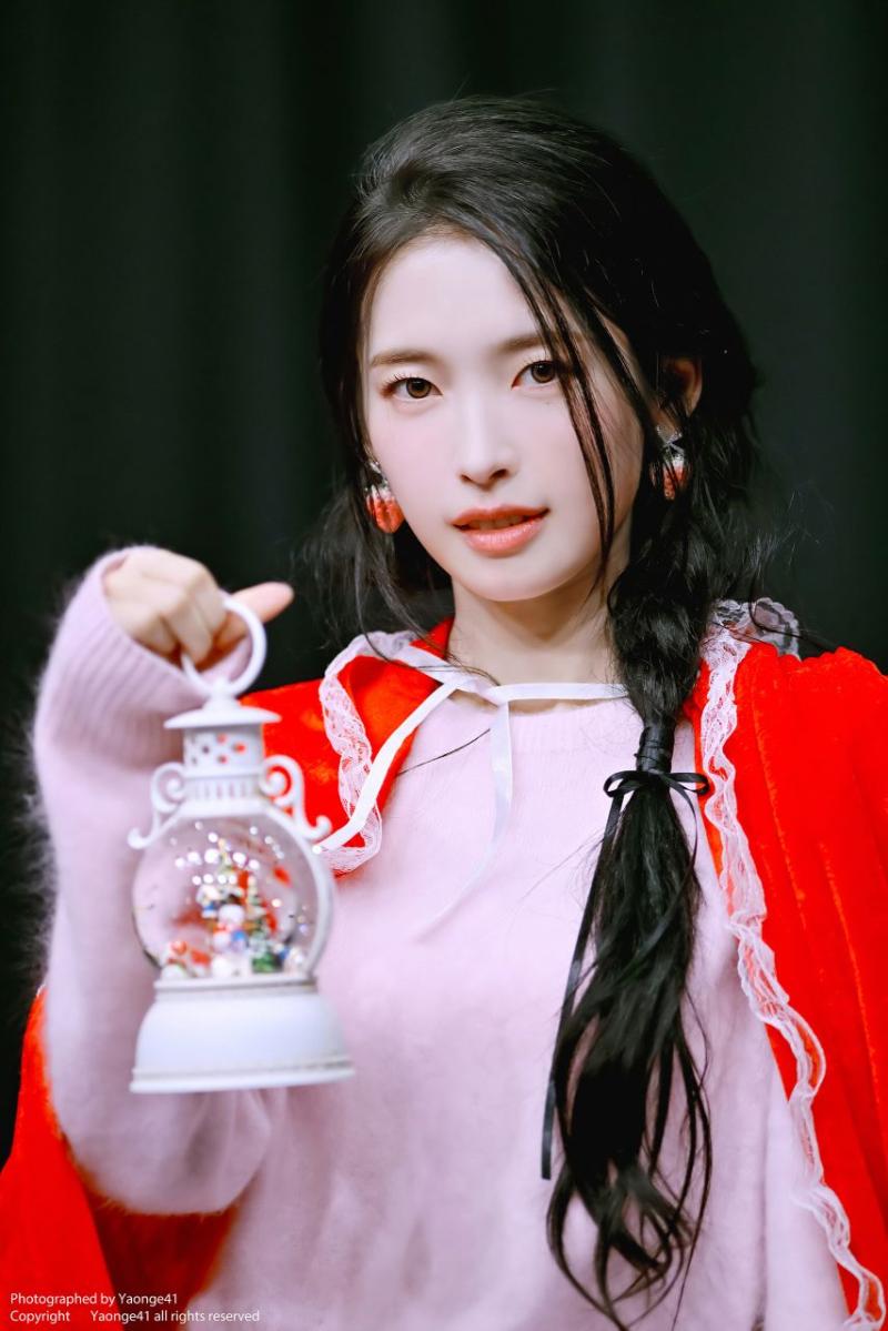 시그 팬사인회 오마이걸 아린 핑크색 패딩 초미니 검스 허벅지