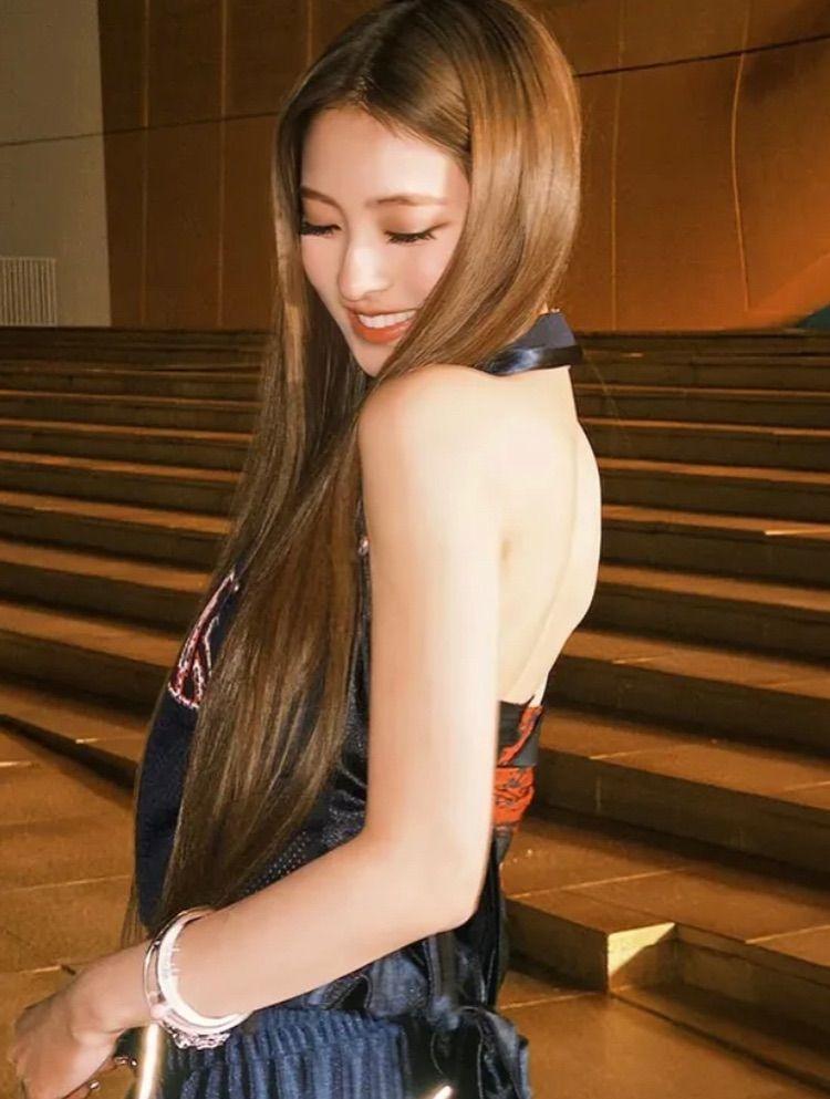 MEOVV (미야오) 안나